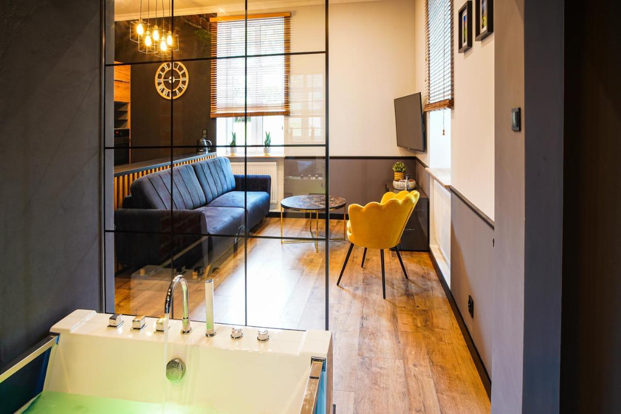 Apartament Z Jacuzzi W Centrum Sanoka Eksteriør bilde